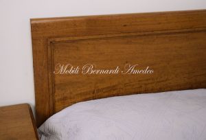 Letto classico matrimoniale in noce massiccio con pediera bassa